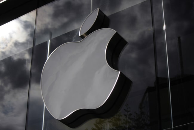 svartvitt foto av apples logga mot husfasad
