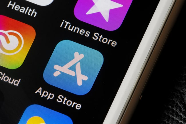 Närbild på app-bibliotek på iPhone med app store i fokus.