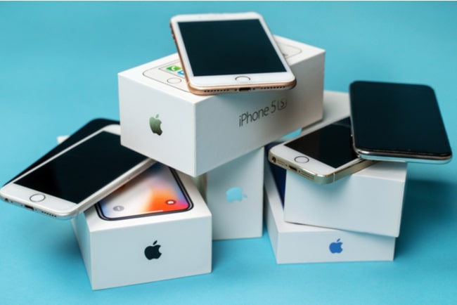 Iphones ligger i hög på sina förpackningar.