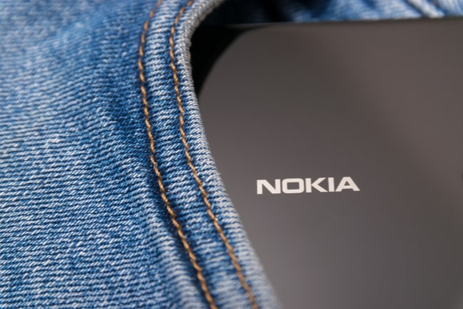 svart nokia smartphone syns i jeansficka