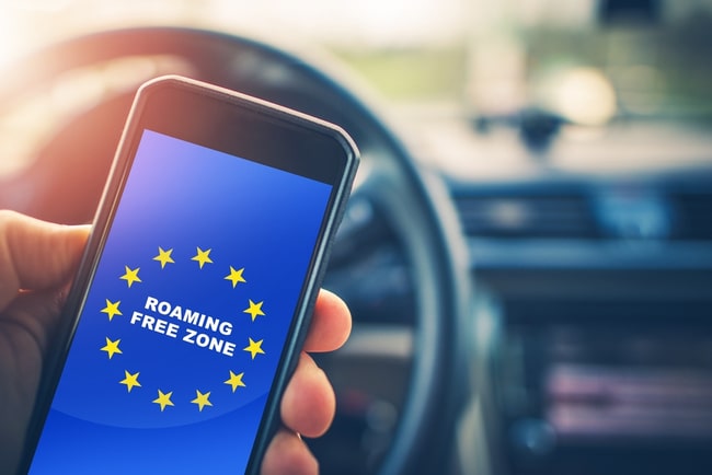 Mobilskärm med eu-stjärnorna runt texten roaming free zone
