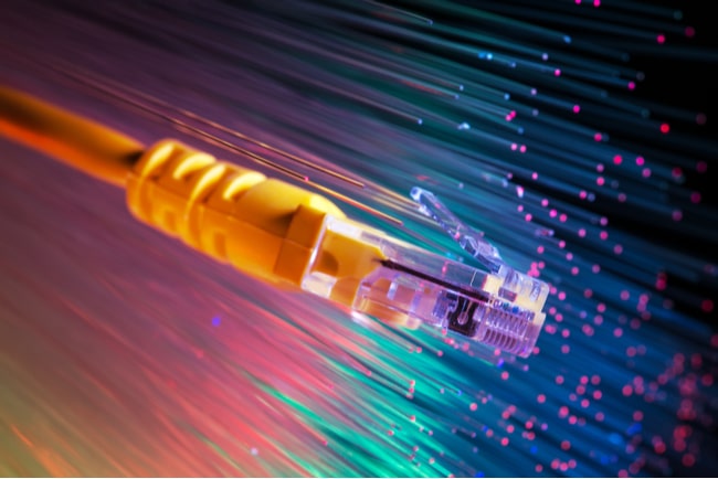 Närbild på fiberoptisk nätverkskabel.